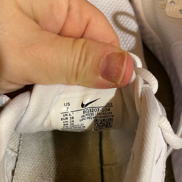 White Nike womens size 7 athletic shoe - Picture 4 of 5